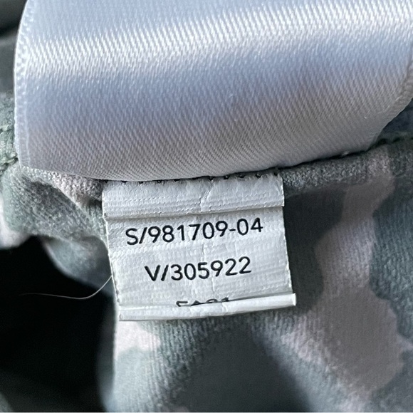 Athleta Salutation Stash Pocket Gray Camo 7/8 Tight Leggings - 47051 - Picture 12 of 13